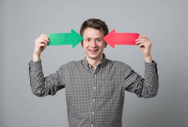 Okları olan genç adam