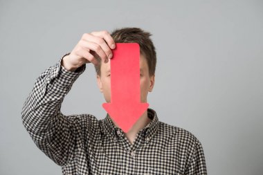 Okları olan genç adam