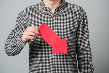 Okları olan genç adam