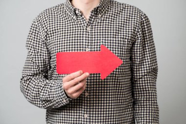 Okları olan genç adam