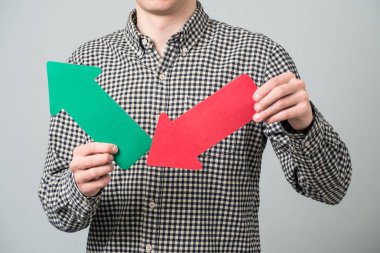 Okları olan genç adam