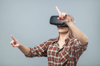 Vr kulaklık ile neşeli kadın