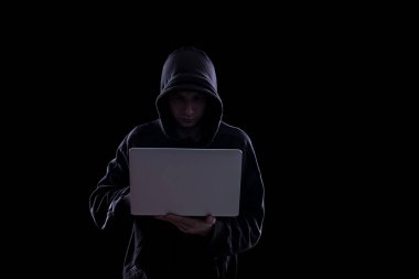 Karanlıkta anonim hacker