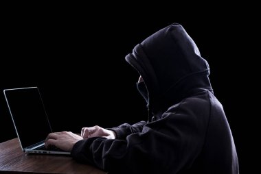 Karanlıkta anonim hacker