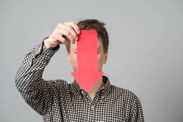 Okları olan genç adam