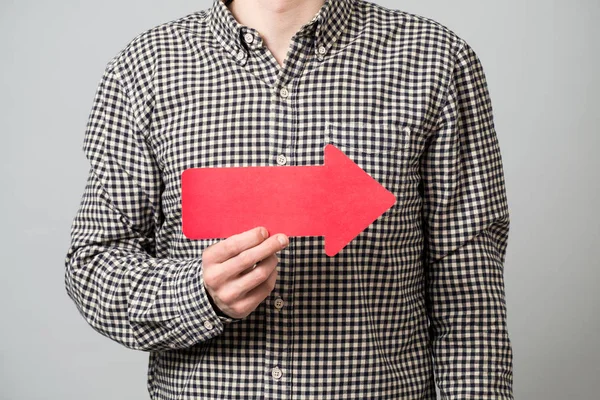 Okları olan genç adam