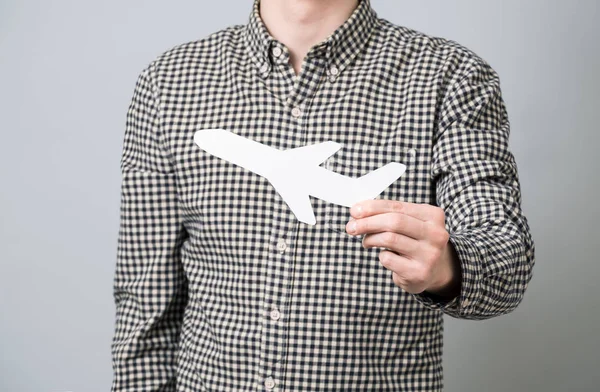 Человек держит бумажный самолет — стоковое фото