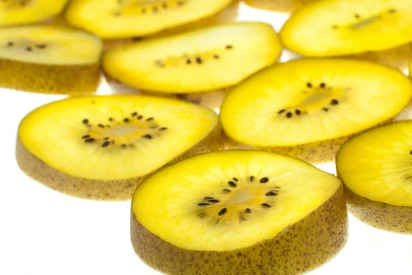 Kivi beyaz üzerine dilimler