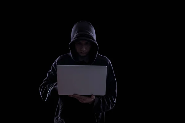 Névtelen hacker a sötétben — Stock Fotó