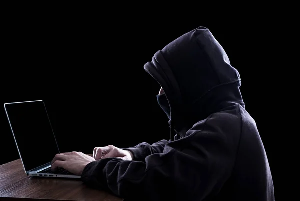 Hacker anonimo al buio — Foto Stock