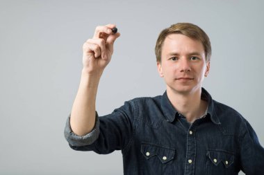 Kalem ile genç adam