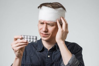 Adam kafasını bandaj ile