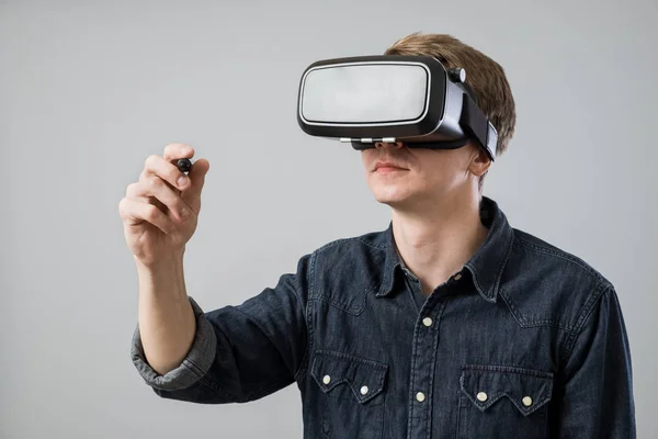 Ember a virtuális valóságban — Stock Fotó