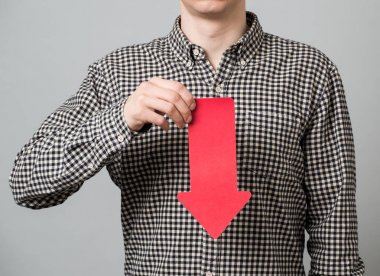 Okları olan genç adam