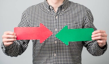 Okları olan genç adam