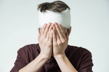 Adam kafasını bandaj ile