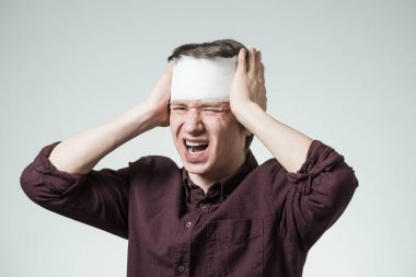 Adam kafasını bandaj ile