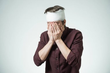 Adam kafasını bandaj ile
