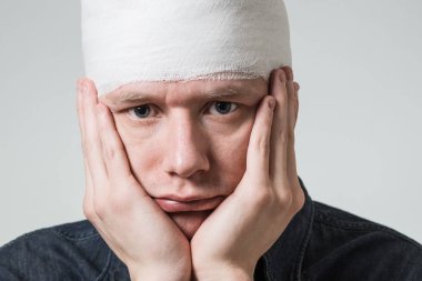 Adam kafasını bandaj ile