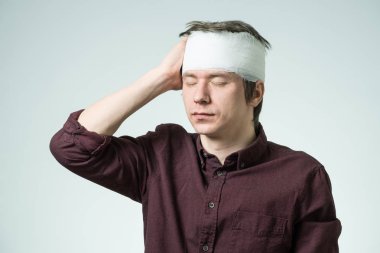 Adam kafasını bandaj ile