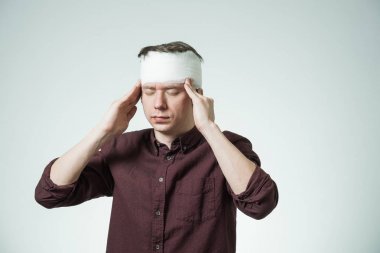 Adam kafasını bandaj ile