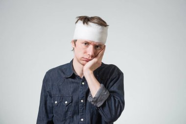Adam kafasını bandaj ile