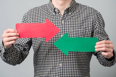 Okları olan genç adam