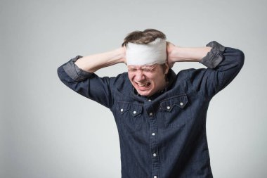 Adam kafasını bandaj ile