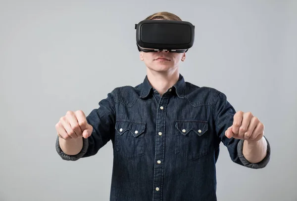 Homem na realidade virtual — Fotografia de Stock