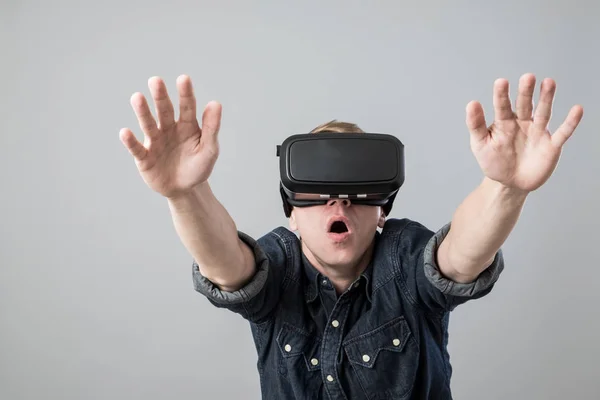 El hombre en realidad virtual —  Fotos de Stock