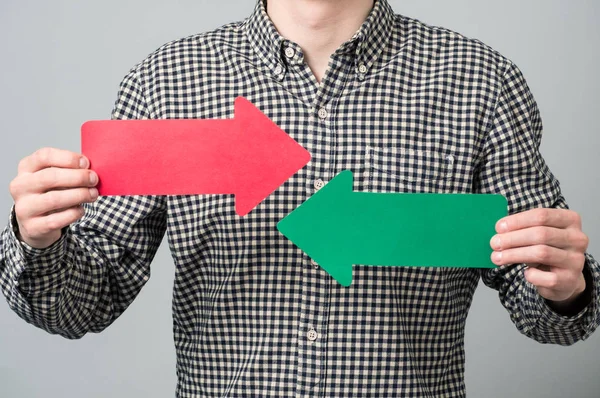 Okları olan genç adam