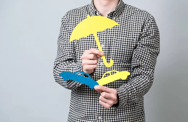 Kağıt sembolleri tutan adam