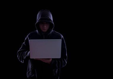 Karanlıkta anonim hacker