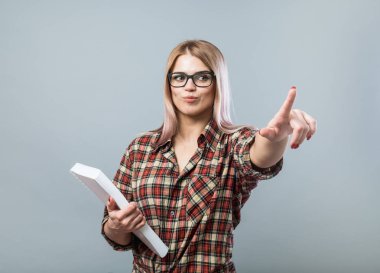 Genç çekici kadın kitap tutun