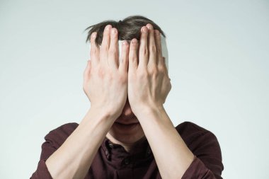 Adam kafasını bandaj ile