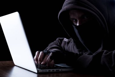 Karanlıkta anonim hacker