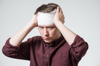 Adam kafasını bandaj ile