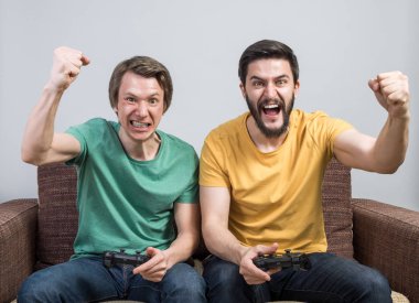 Video oyunu oynayan arkadaşlar 