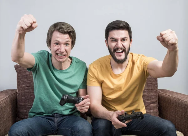 Freunde spielen Videospiele — Stockfoto