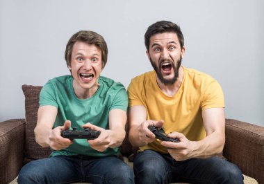 Video oyunu oynayan arkadaşlar 