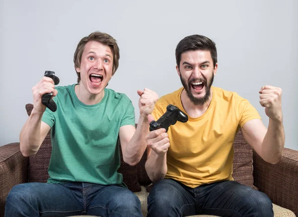 Amici che giocano ai videogiochi — Foto Stock