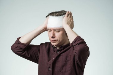 Adam kafasını bandaj ile