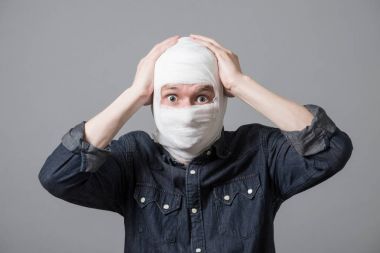 Adam kafasını bandaj ile