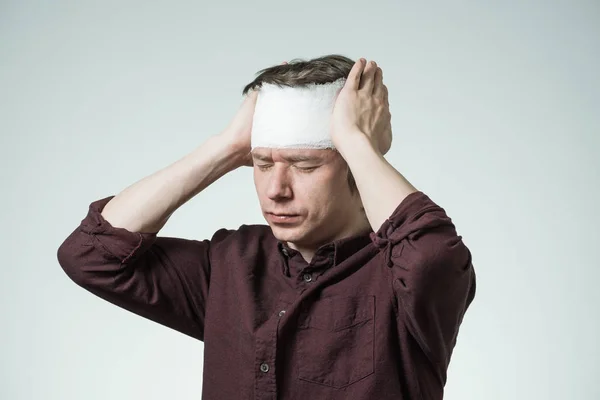 Adam kafasını bandaj ile