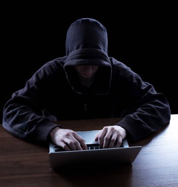 Karanlıkta anonim hacker