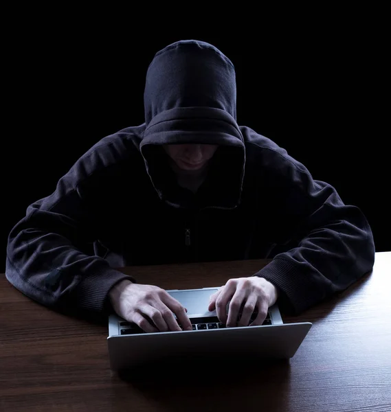 Hacker anonimo al buio — Foto Stock