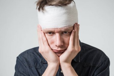 Adam kafasını bandaj ile