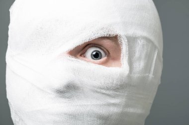 Adam kafasını bandaj ile