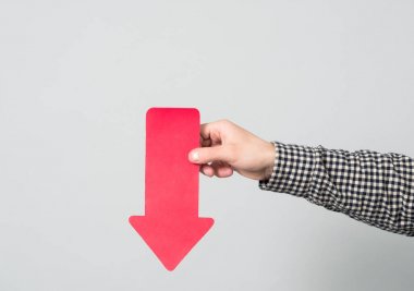 Okları olan genç adam