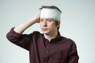 Adam kafasını bandaj ile